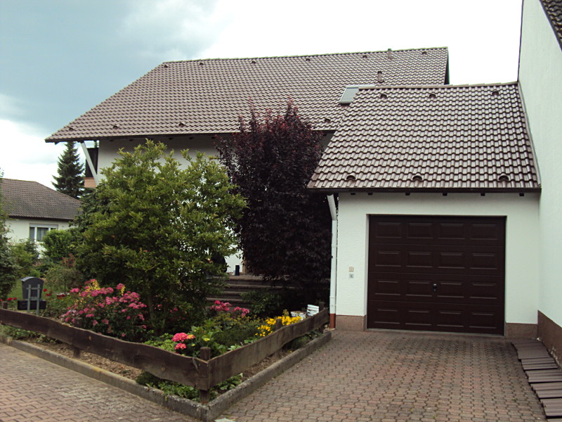 Dachreinigung und Beschichtung am Betonziegel in Dunkelbraun