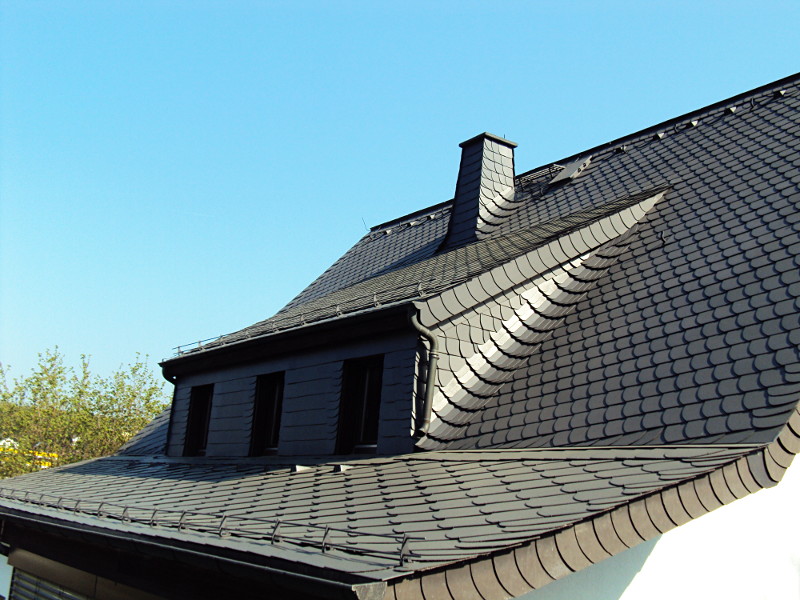 Dachreinigung und Dachbeschichtung in Anthrazit auf Kunstschiefer