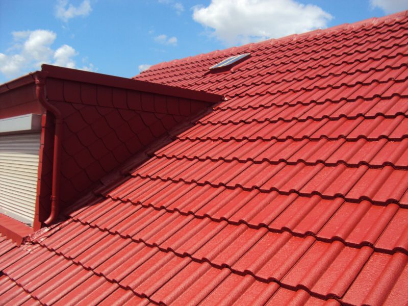 Sanierung eines Mehrfamilienhaus-Daches mit Beschichtung in Klassischrot