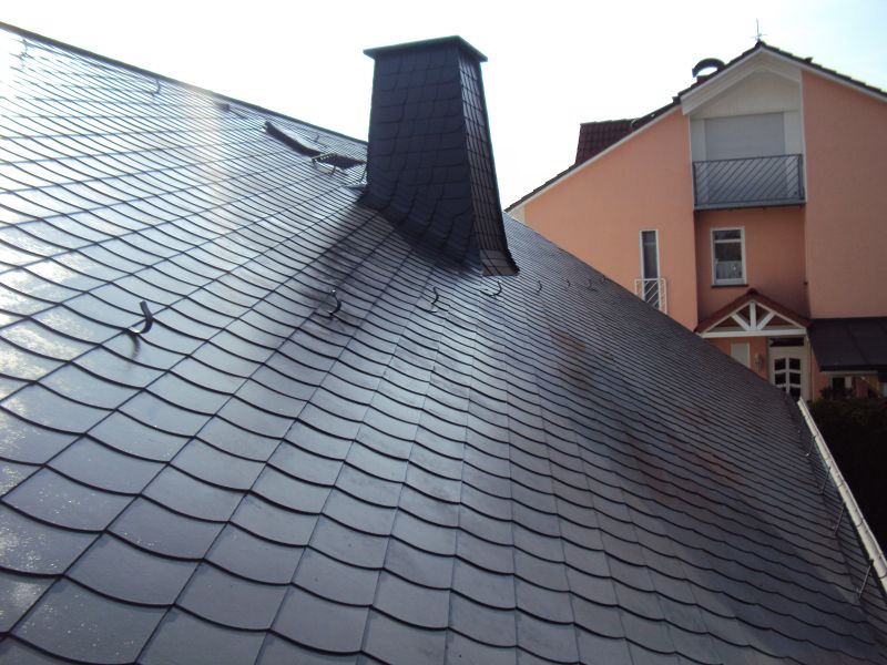 Reinigung und Beschichtung eines Kunstschiefer-Daches