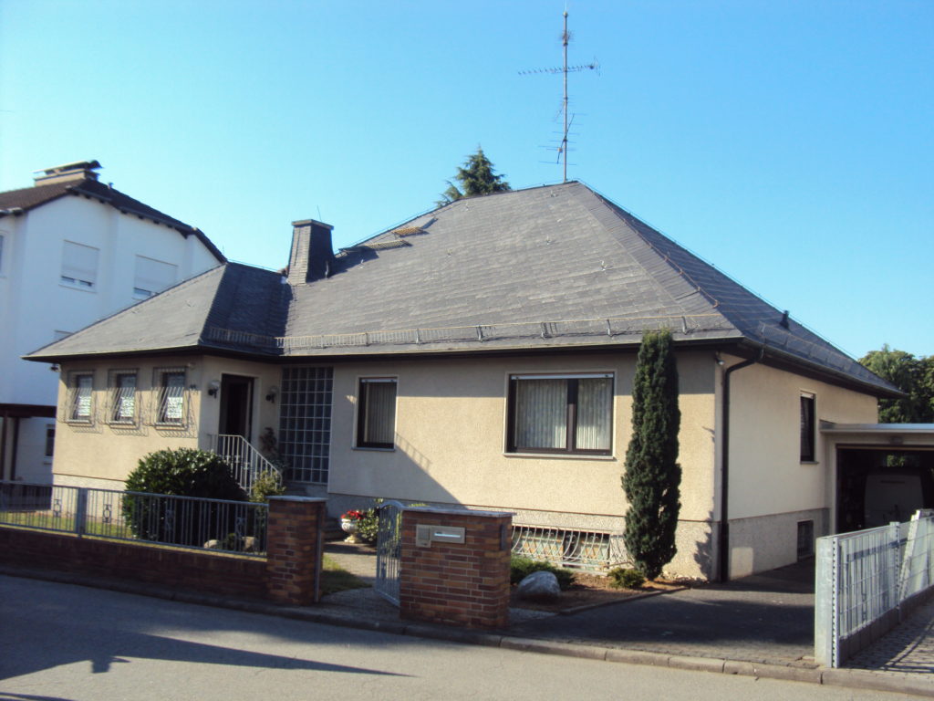 Dachsanierung und -beschichtung einer Villa in Fürstenfeldbruck
