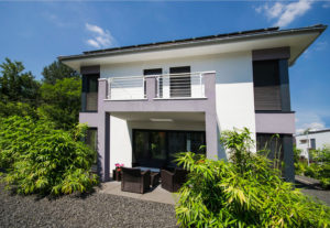 moderne Villa mit Garten
