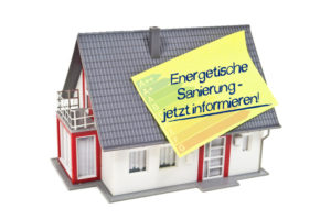 Haus mit Zettel und energetische Sanierung
