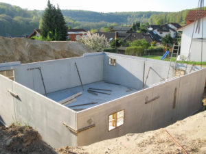 Bau eines Fertigkellers mit Fertigteilen aus Beton