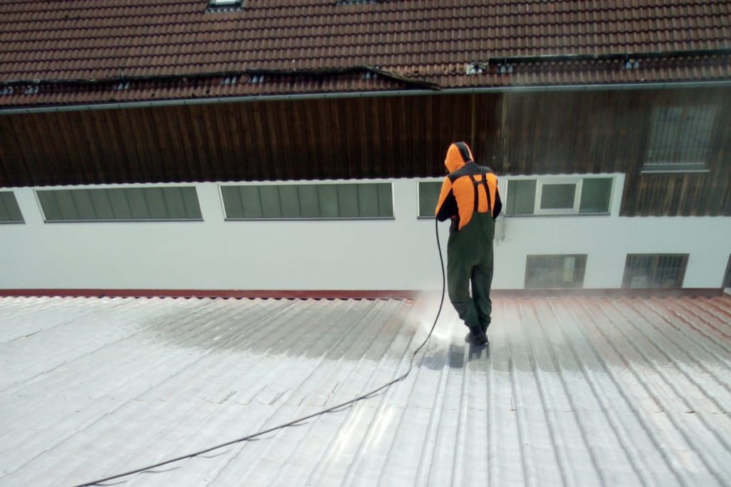 600 m² Blechdach Gewerbeobjekt – Dachsanierung durch Dachreinigung & Dachbeschichtung