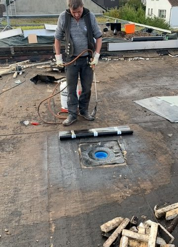 Flachdachaufbau mit Dämmung und Fassadensanierung