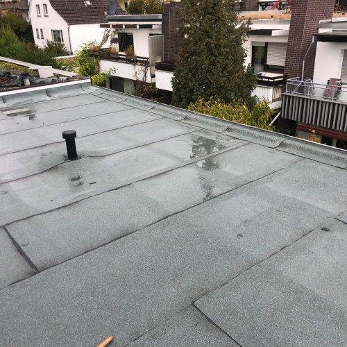 Flachdachaufbau mit Dämmung und Fassadensanierung