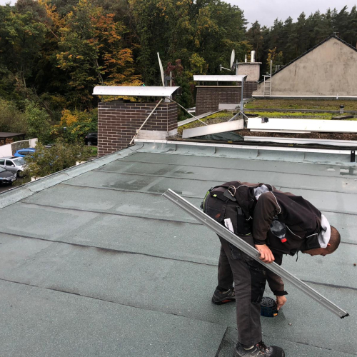 Flachdachaufbau mit Dämmung und Fassadensanierung