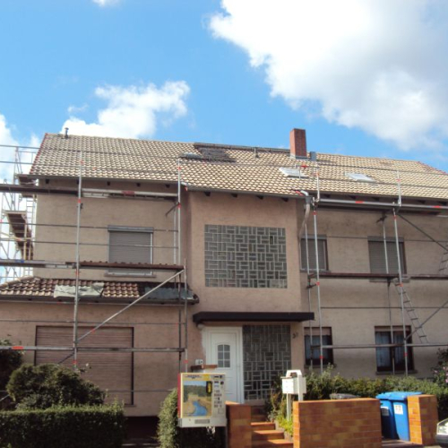 Sanierung eines Mehrfamilienhaus-Daches mit Beschichtung in Klassischrot