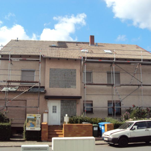 Sanierung eines Mehrfamilienhaus-Daches mit Beschichtung in Klassischrot