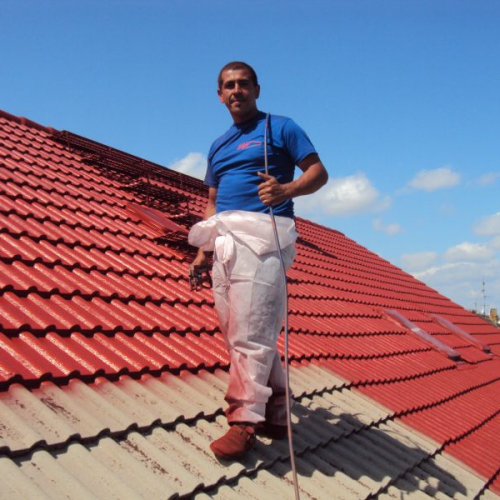 Sanierung eines Mehrfamilienhaus-Daches mit Beschichtung in Klassischrot