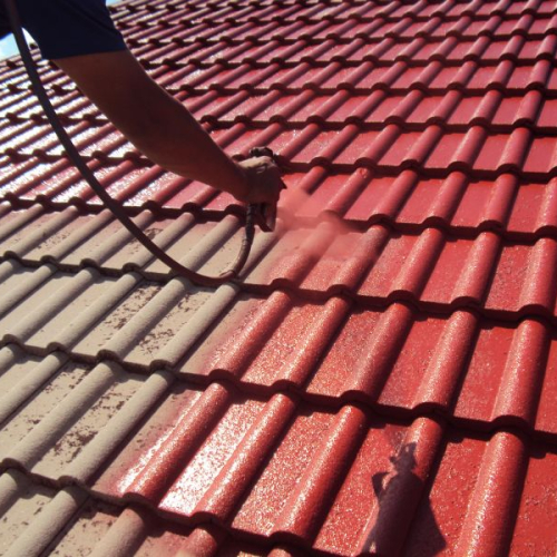 Sanierung eines Mehrfamilienhaus-Daches mit Beschichtung in Klassischrot