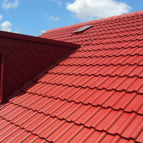 Sanierung eines Mehrfamilienhaus-Daches mit Beschichtung in Klassischrot