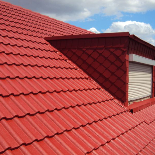 Sanierung eines Mehrfamilienhaus-Daches mit Beschichtung in Klassischrot