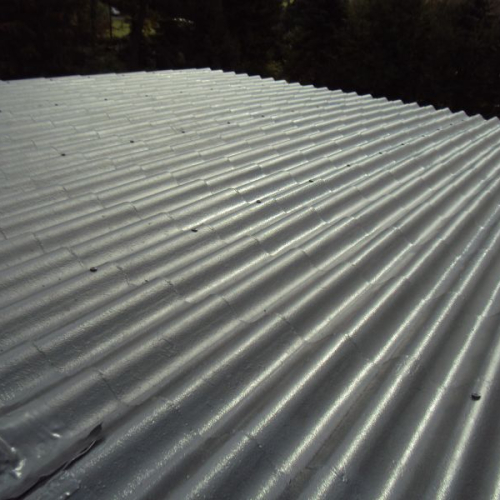 Dachbeschichtung eines Wochenendhauses gedeckt mit Berliner Welle