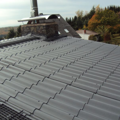 Dachbeschichtung eines Wochenendhauses gedeckt mit Berliner Welle