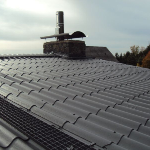 Dachbeschichtung eines Wochenendhauses gedeckt mit Berliner Welle
