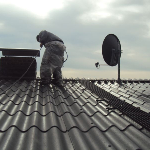 Dachbeschichtung eines Wochenendhauses gedeckt mit Berliner Welle