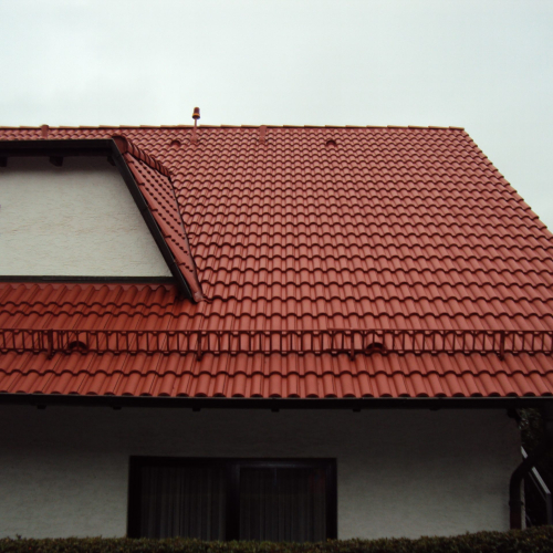 Dachsanierung in Ziegelrot