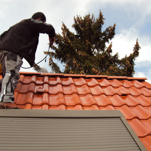 Reinigung und Beschichtung 25 Jahre alter Tondachziegel