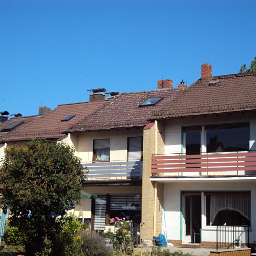 Dachreinigung und Beschichtung an 2 Doppelhaushälften in Anthrazit