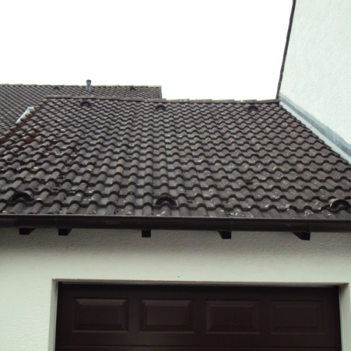 Dachreinigung und Beschichtung am Betonziegel in Dunkelbraun