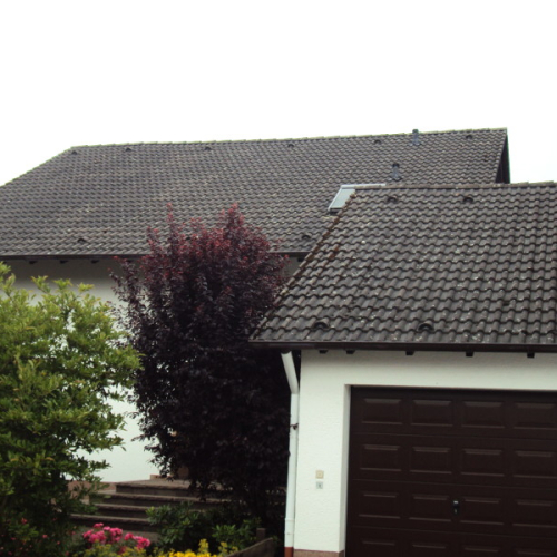 Dachreinigung und Beschichtung am Betonziegel in Dunkelbraun