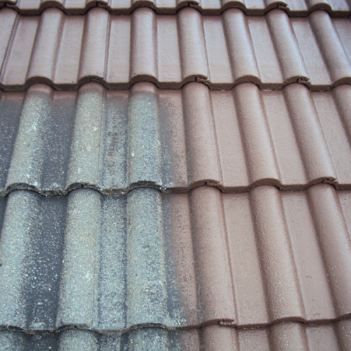 Dachreinigung und Beschichtung am Betonziegel in Dunkelbraun