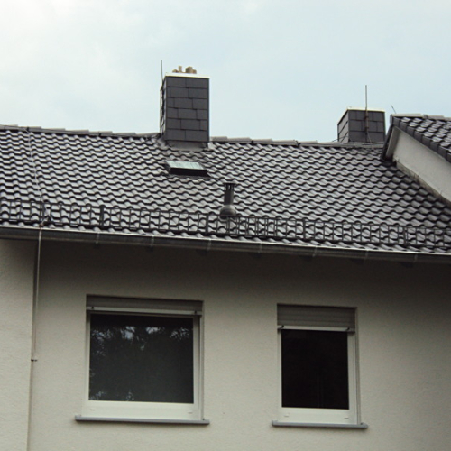 Dachreinigung und Beschichtung an 2 Doppelhaushälften in Anthrazit