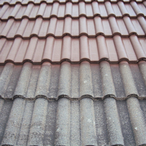 Dachreinigung und Beschichtung am Betonziegel in Dunkelbraun