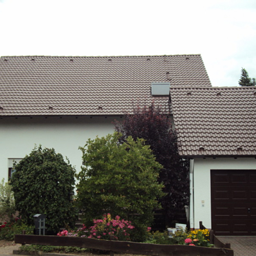 Dachreinigung und Beschichtung am Betonziegel in Dunkelbraun