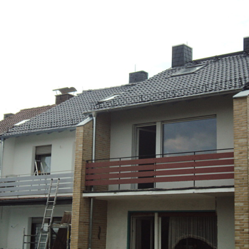 Dachreinigung und Beschichtung an 2 Doppelhaushälften in Anthrazit