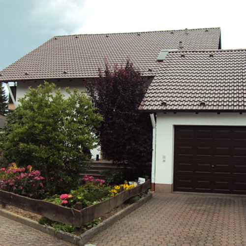 Dachreinigung und Beschichtung am Betonziegel in Dunkelbraun