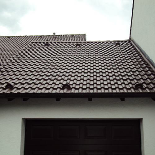 Dachreinigung und Beschichtung am Betonziegel in Dunkelbraun