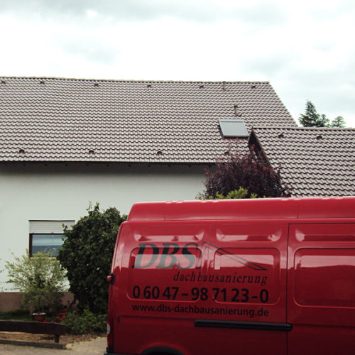 Dachreinigung und Beschichtung am Betonziegel in Dunkelbraun