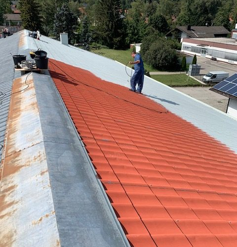 600 m² Blechdach Gewerbeobjekt - Dachsanierung durch Dachreinigung & Dachbeschichtung