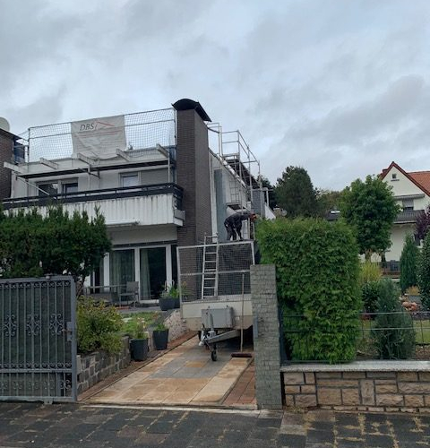 Flachdachaufbau mit Dämmung und Fassadensanierung