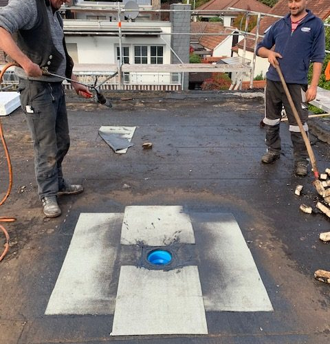 Flachdachaufbau mit Dämmung und Fassadensanierung