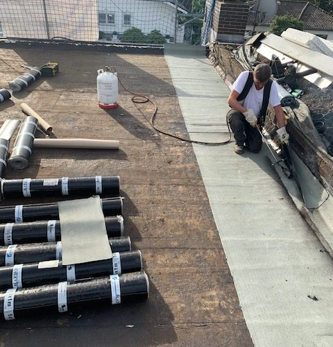 Flachdachaufbau mit Dämmung und Fassadensanierung