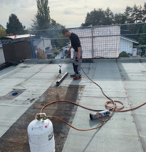 Flachdachaufbau mit Dämmung und Fassadensanierung