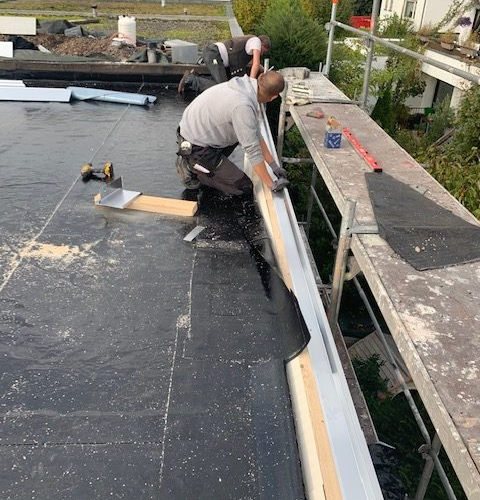 Flachdachaufbau mit Dämmung und Fassadensanierung