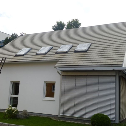 Professionelle Beschichtung eines Daches aus Tegalitziegeln