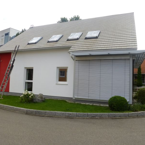 Professionelle Beschichtung eines Daches aus Tegalitziegeln