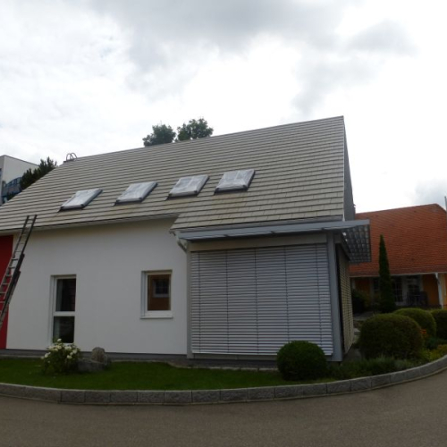 Professionelle Beschichtung eines Daches aus Tegalitziegeln