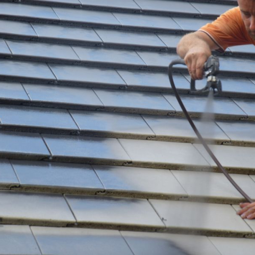 Professionelle Beschichtung eines Daches aus Tegalitziegeln