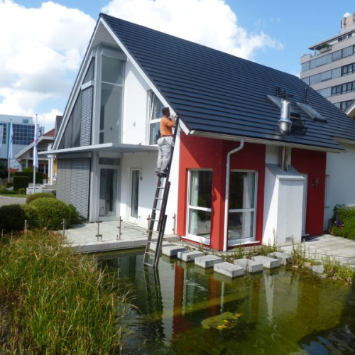 Professionelle Beschichtung eines Daches aus Tegalitziegeln