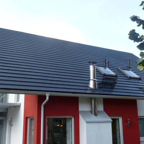 Professionelle Beschichtung eines Daches aus Tegalitziegeln