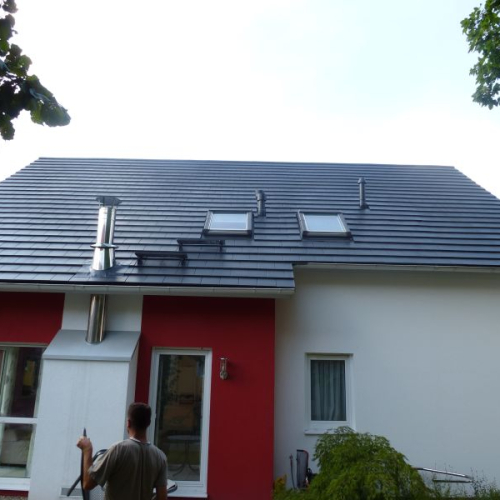 Professionelle Beschichtung eines Daches aus Tegalitziegeln