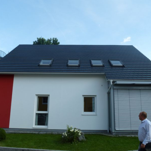 Professionelle Beschichtung eines Daches aus Tegalitziegeln