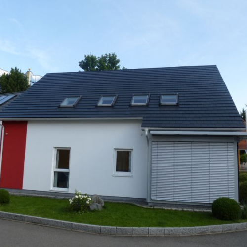 Professionelle Beschichtung eines Daches aus Tegalitziegeln